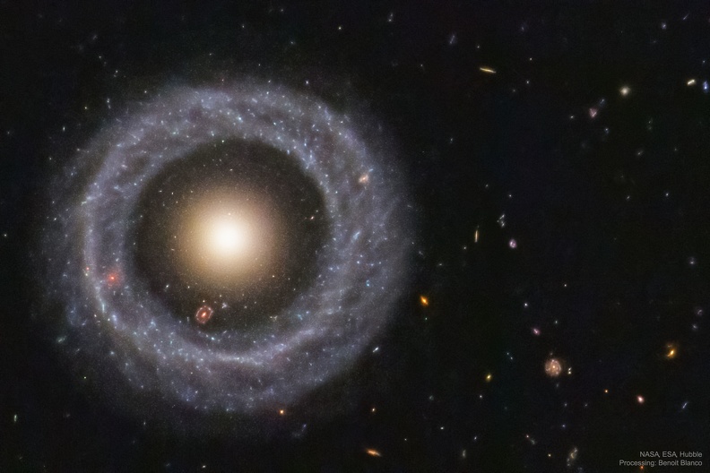 Hoag_HubbleBlanco_3000.jpg