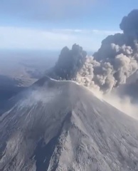 Eruption du volcan Karymsky 