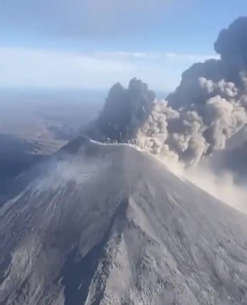 Geól. Sergio Almazán sur Twitter Espectacular erupción del v.mp4