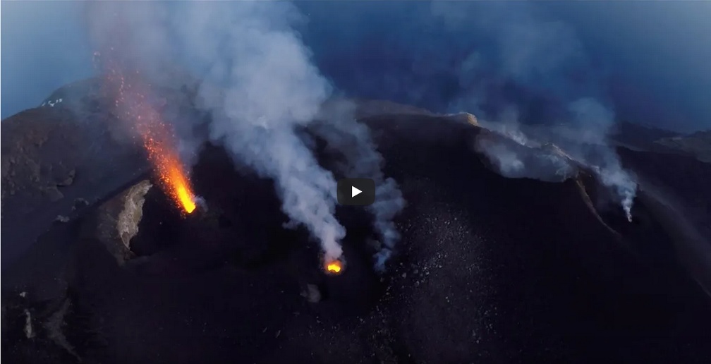 Un drone en plein cœur des cratères du volcan Stromboli