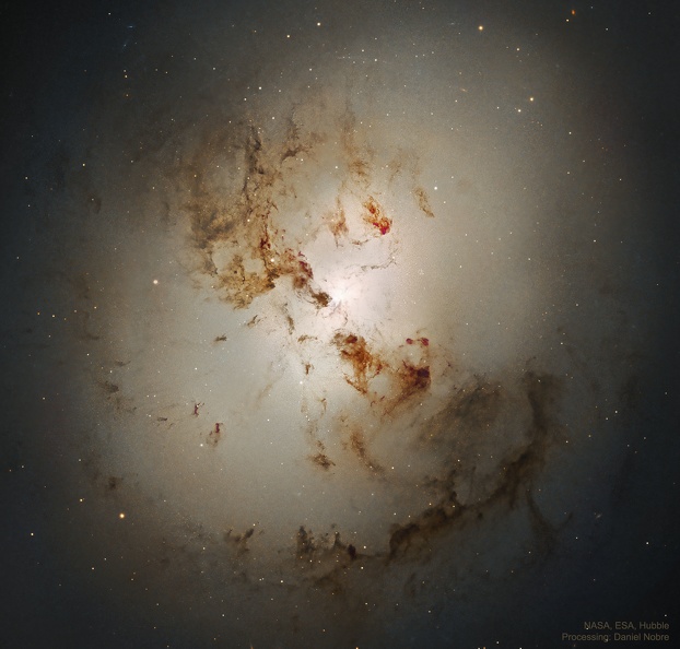 NGC1316Center_HubbleNobre_2585.jpg