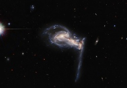 Hubble immortalise la fusion de trois galaxies 