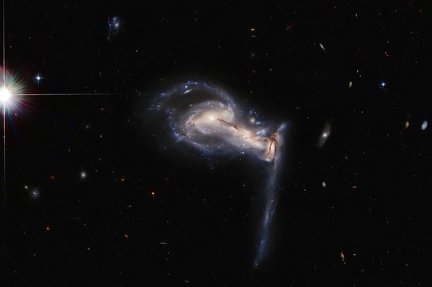 Hubble immortalise la fusion de trois galaxies 