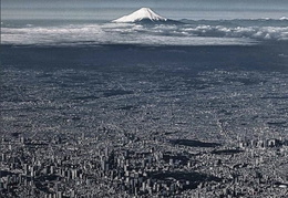 L'immensité de Tokyo face au Mont Fuji
